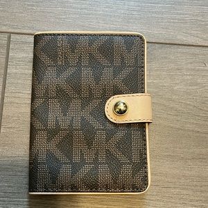 Michael kors passport holder